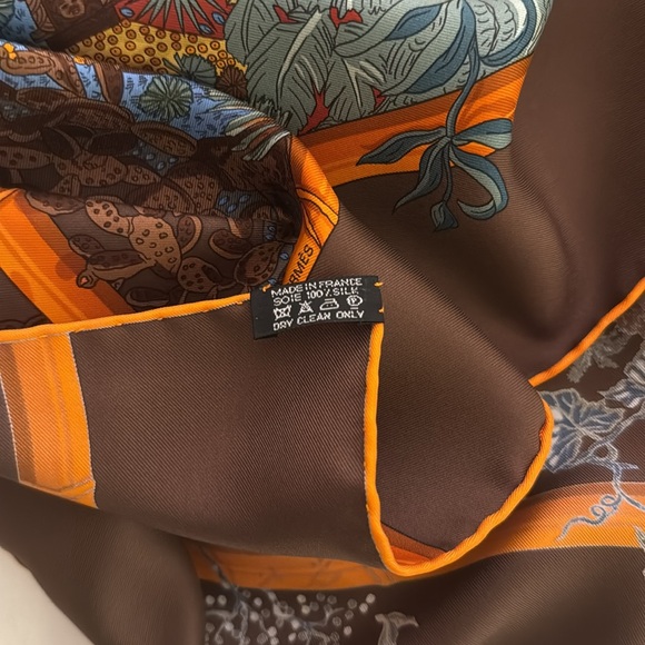 Authentic Hermes Jardins D’Hiver Scarf 90 cm ~ Excellent condition ~ With Box - Picture 11 of 11